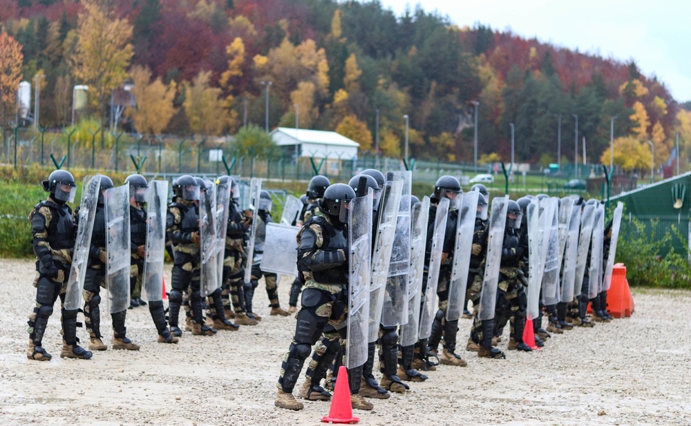 Iowa cavalry Soldiers conduct riot training