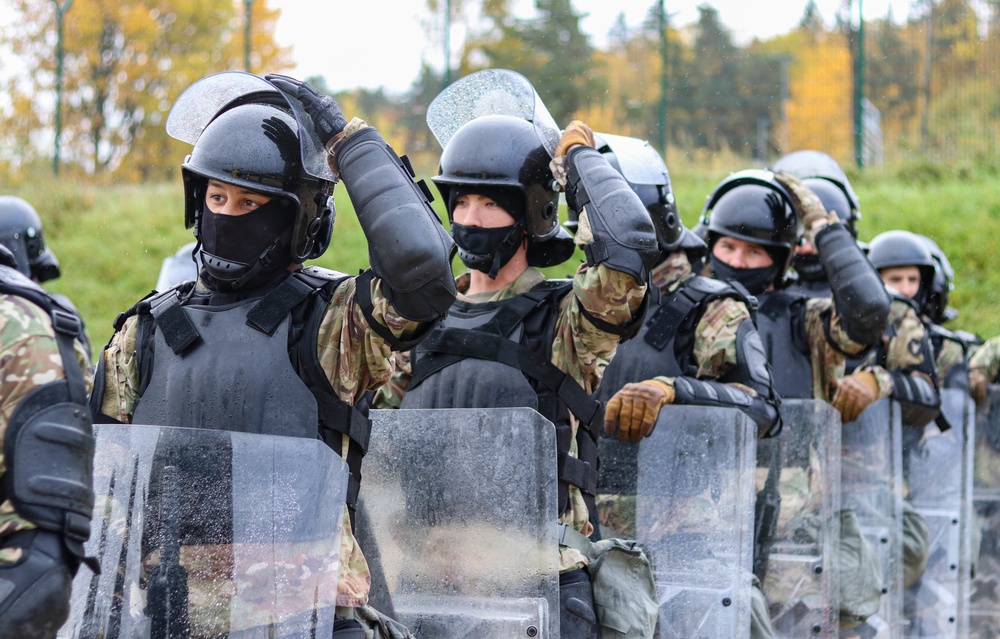 Iowa cavalry Soldiers conduct riot training