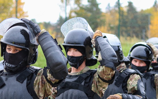 Iowa cavalry Soldiers conduct riot training