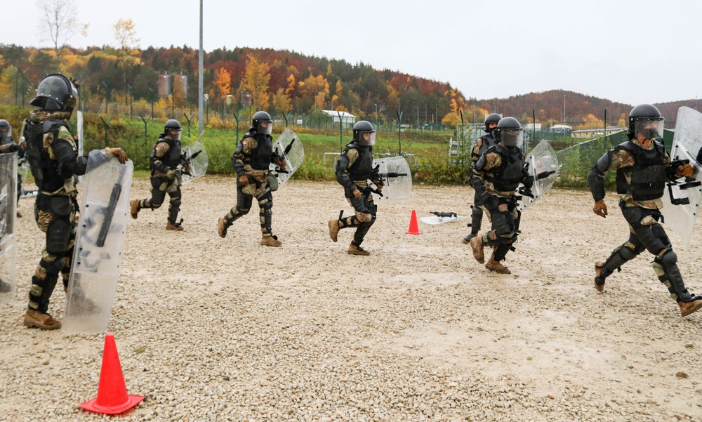 Iowa cavalry Soldiers conduct riot training