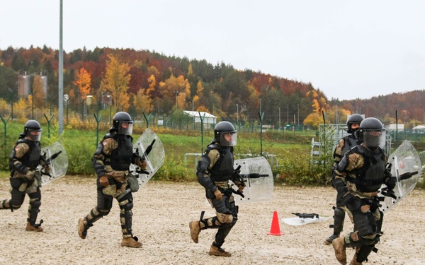 Iowa cavalry Soldiers conduct riot training