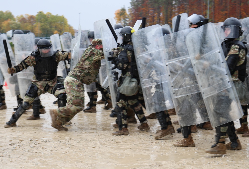 Iowa cavalry Soldiers conduct riot training