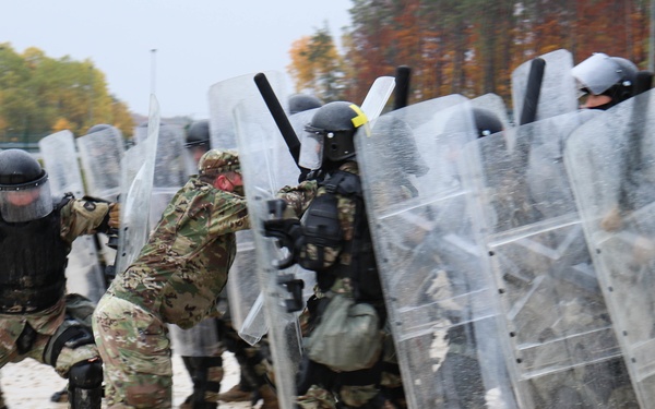 Iowa cavalry Soldiers conduct riot training