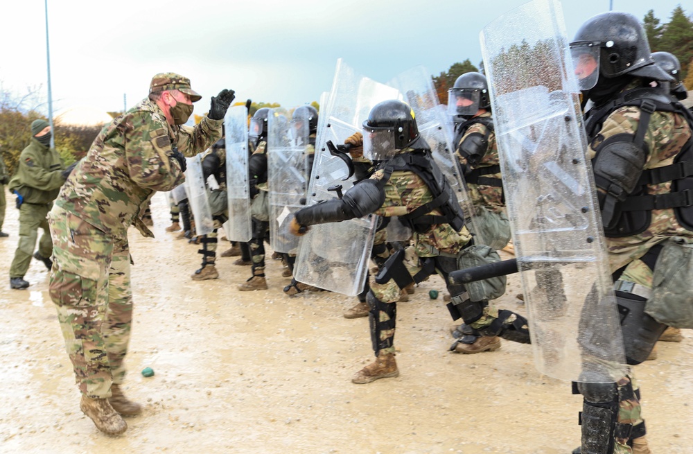 Iowa cavalry Soldiers conduct riot training