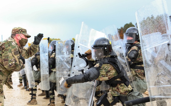 Iowa cavalry Soldiers conduct riot training