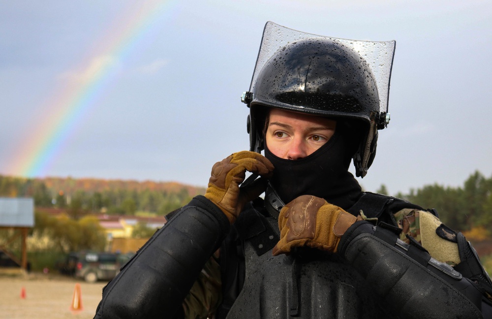 Iowa cavalry Soldier conducts riot training