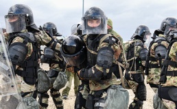 Iowa cavalry Soldiers conduct riot training