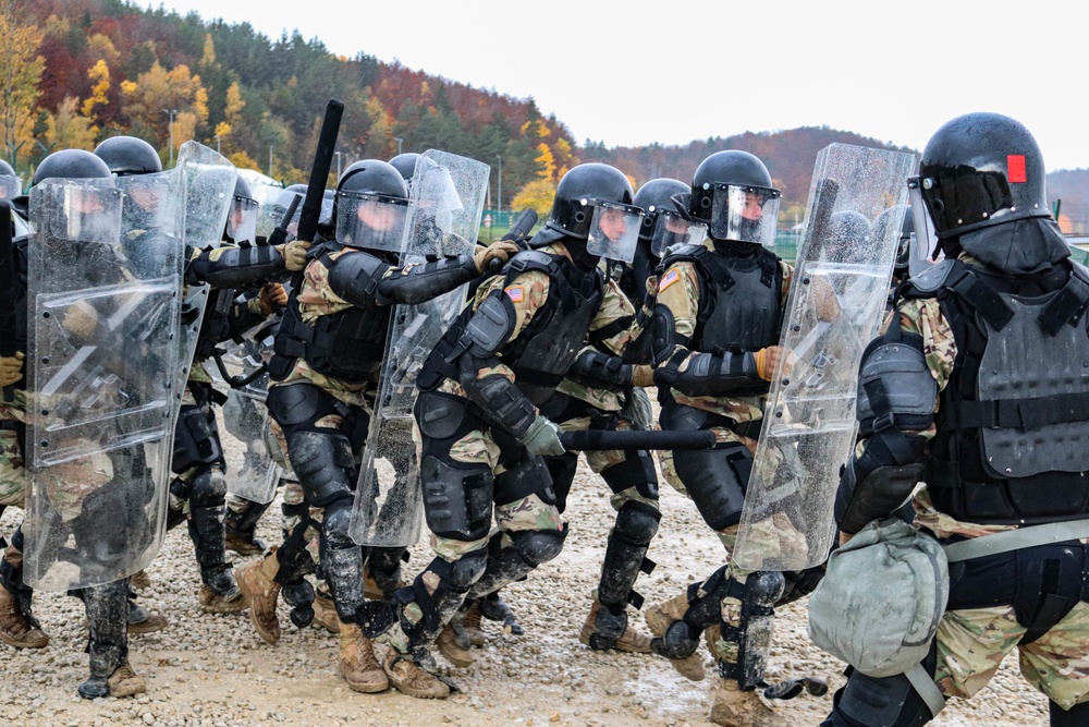 Iowa cavalry Soldiers conduct riot training