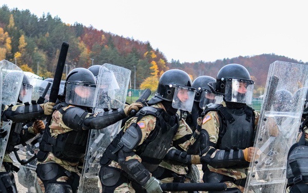 Iowa cavalry Soldiers conduct riot training