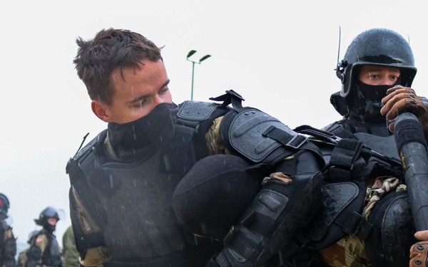 Iowa cavalry Soldiers conduct riot training