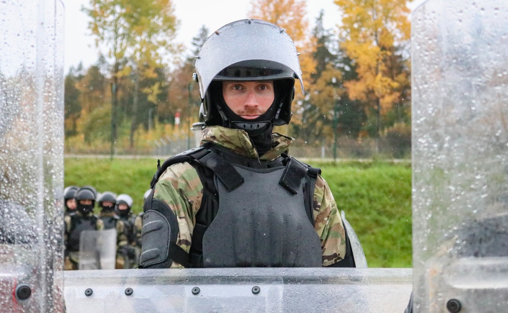 Iowa cavalry Soldier conducts riot training