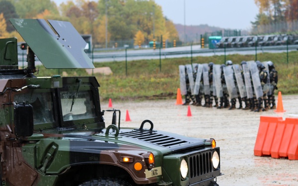 Iowa cavalry Soldiers conduct riot training