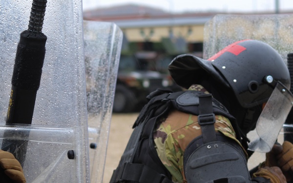 Iowa cavalry Soldiers conduct riot training