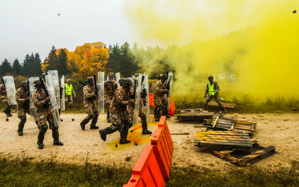 Italian soldiers conduct crowd control training during KFOR 28