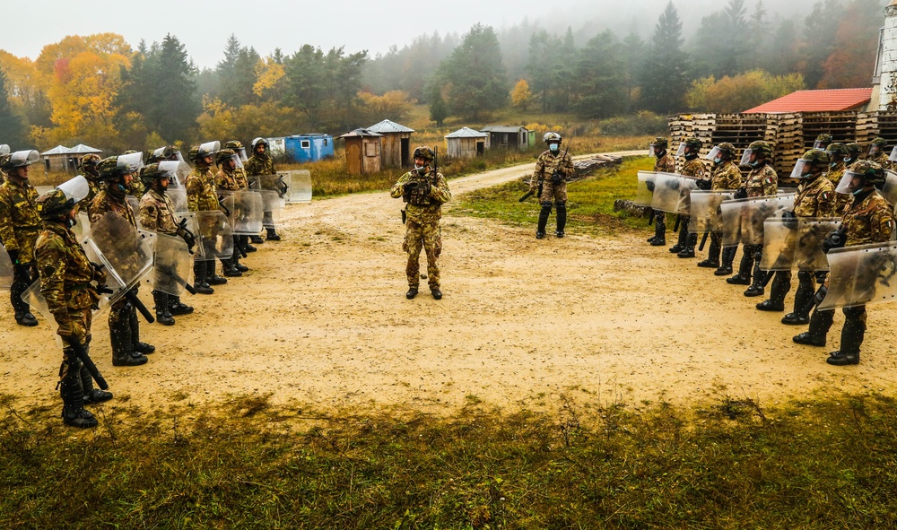 Italian soldiers conduct crowd control training during KFOR 28