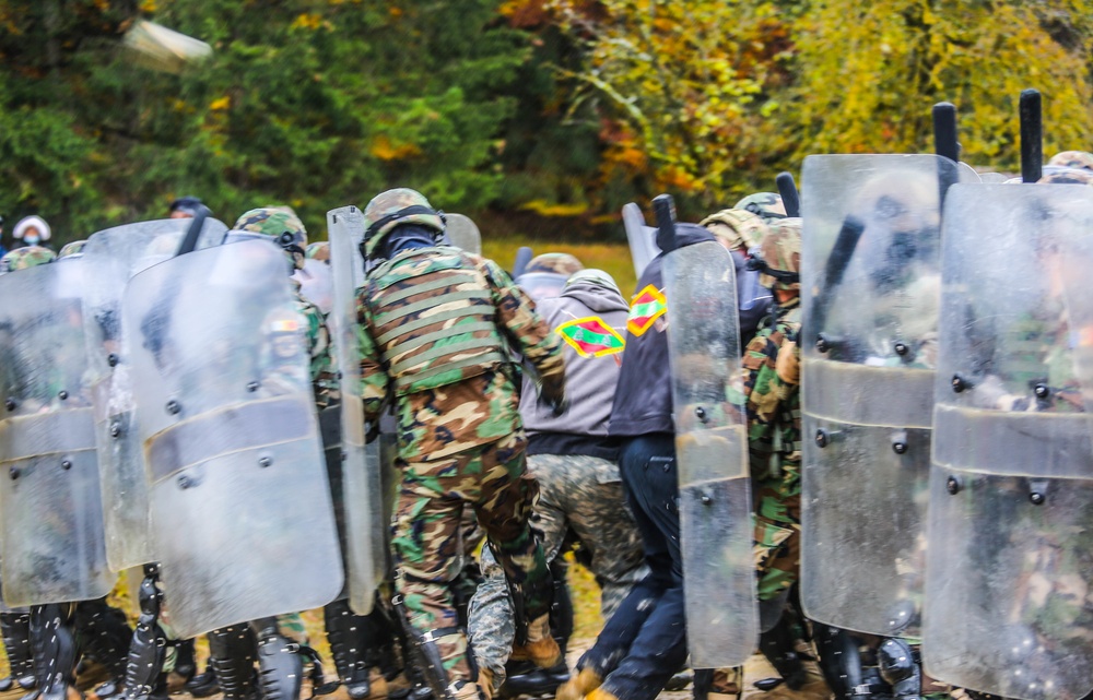 Moldovan soldiers conduct Freedom of movement training during KFOR28