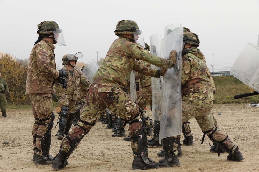 Italian Soldiers conduct crowd control training during KFOR28