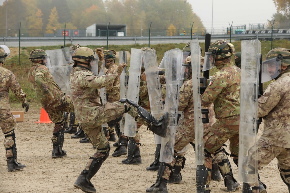 Italian Soldiers conduct crowd control training during KFOR28