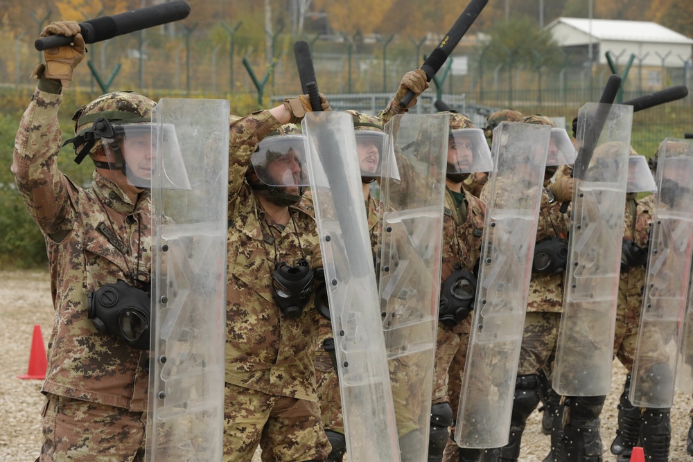 Italian Soldiers conduct crowd control training during KFOR28