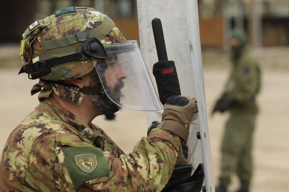 Italian Soldiers conduct crowd control training during KFOR28