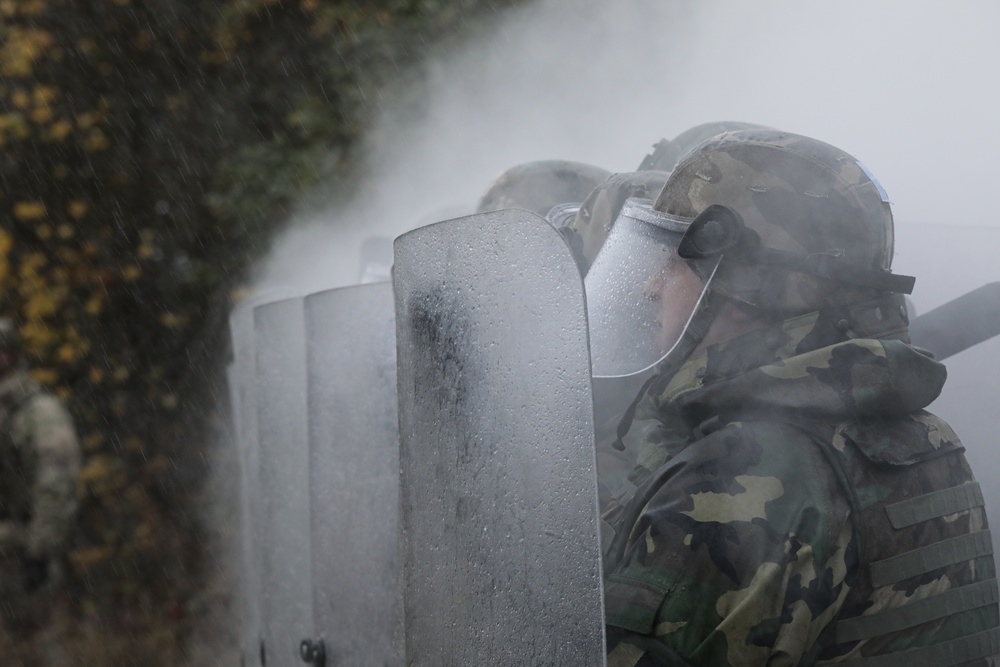 Moldovan soldiers conduct crowd riot control training