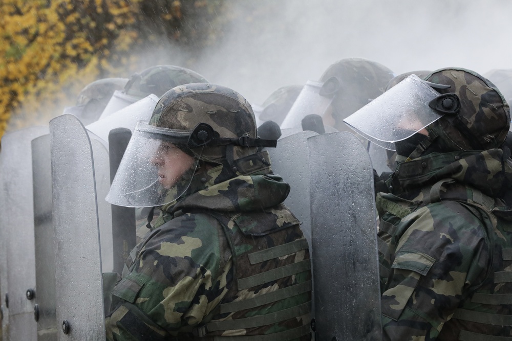 Moldovan soldiers conduct crowd riot control training