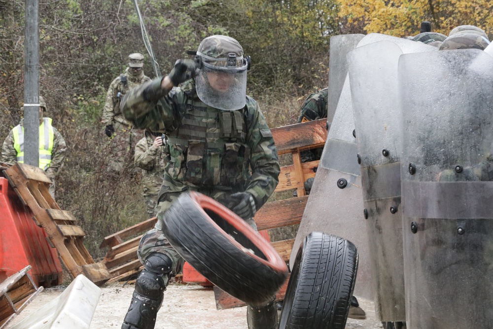 Moldovan soldiers conduct crowd riot control training