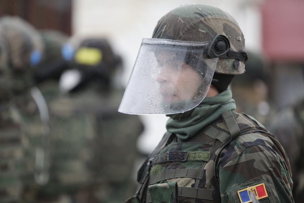 Moldovan soldiers conduct crowd riot control training