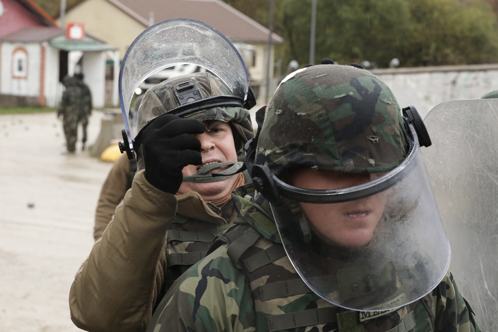 Moldovan soldiers conduct crowd riot control training