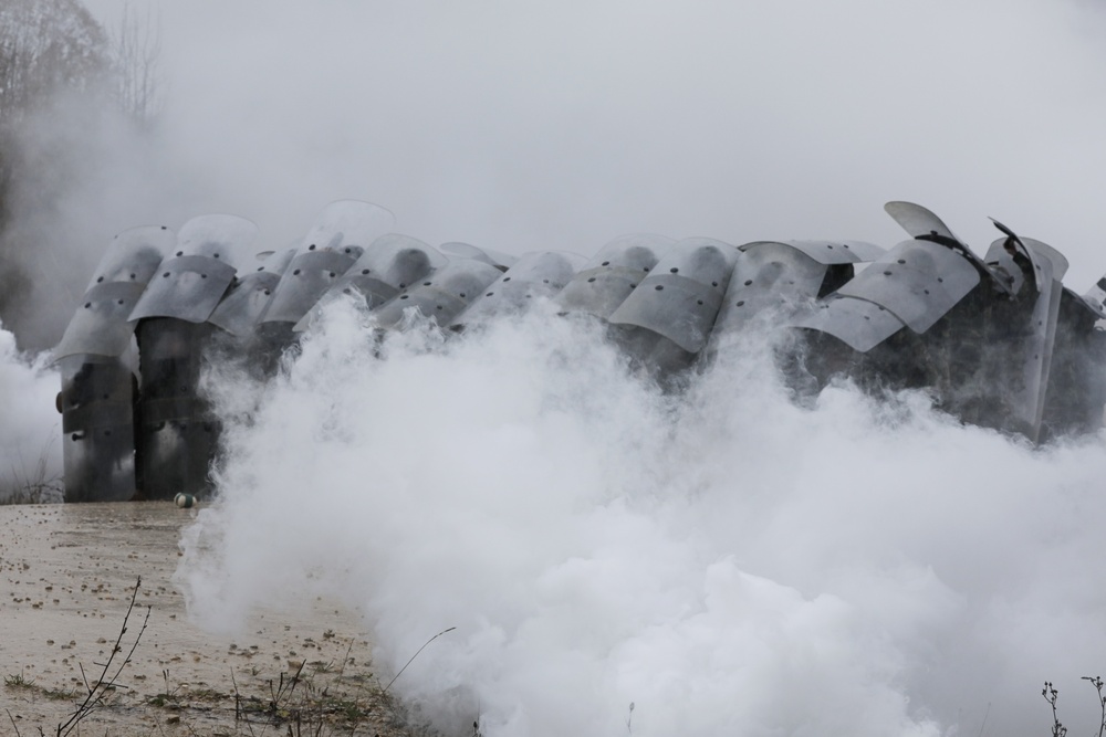 Moldovan soldiers conduct crowd riot control training