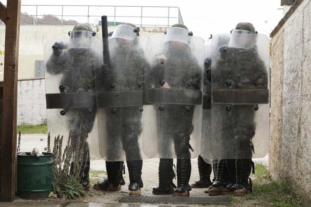 Moldovan soldiers conduct crowd riot control training