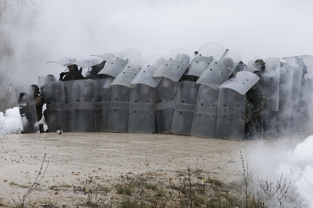 Moldovan soldiers conduct crowd riot control training