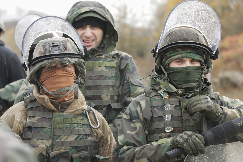 Moldovan soldiers conduct crowd riot control training