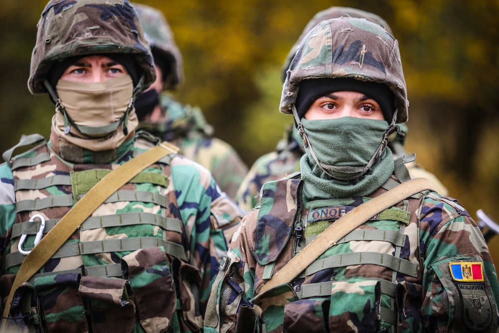 Moldovan soldiers conduct Administrative Boundary Line training during KFOR28