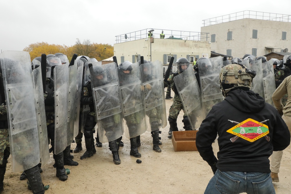 Albanian soldiers conduct freedom of movement training