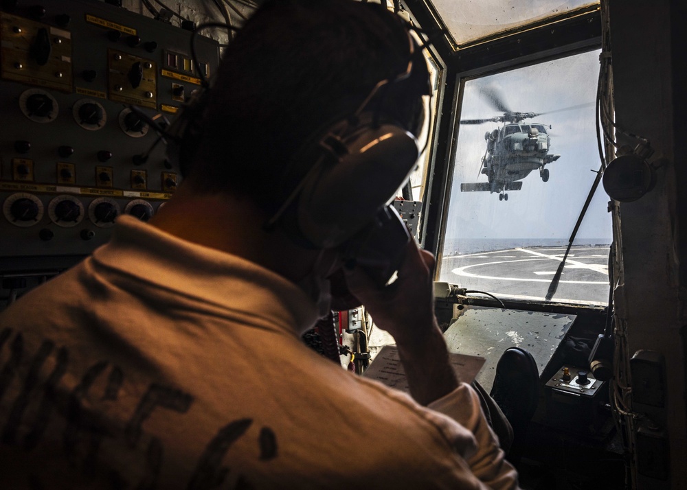 McCain conducts DLQs with Royal Australian Navy MH-60R