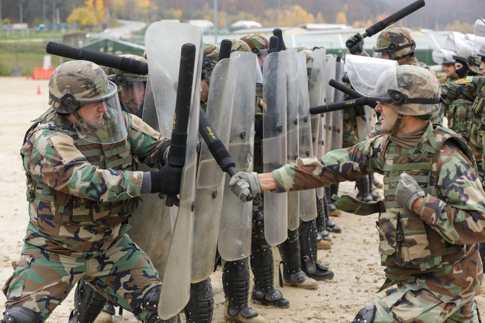 Moldovan soldiers conduct crowd control training during KFOR28