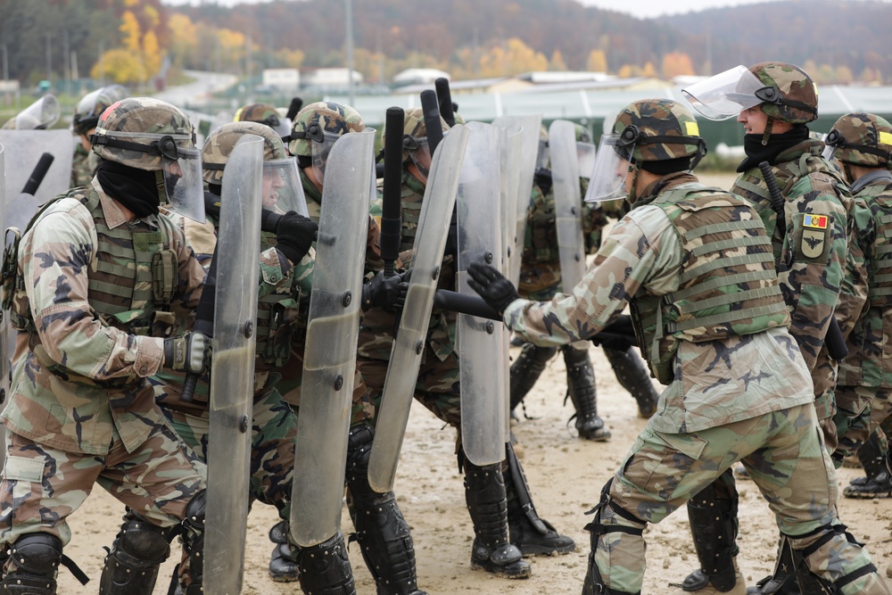 Moldovan soldiers conduct crowd control training during KFOR28