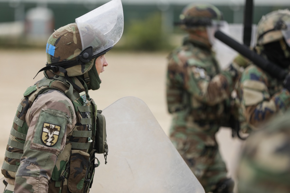 Moldovan soldiers conduct crowd control training during KFOR28