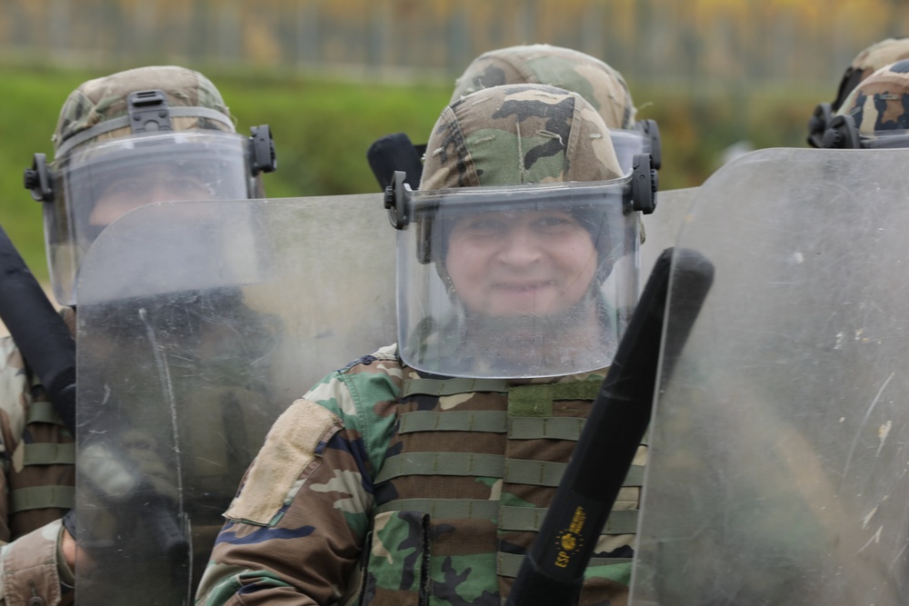 Moldovan soldiers conduct crowd control training during KFOR28