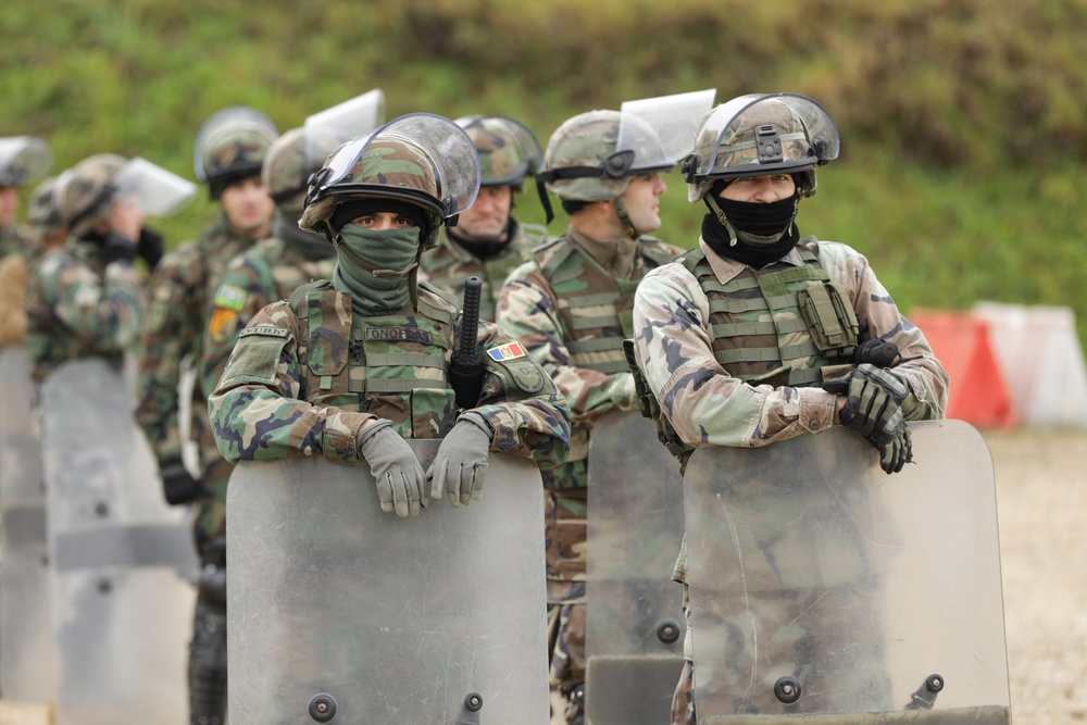 Moldovan soldiers conduct crowd control training during KFOR28