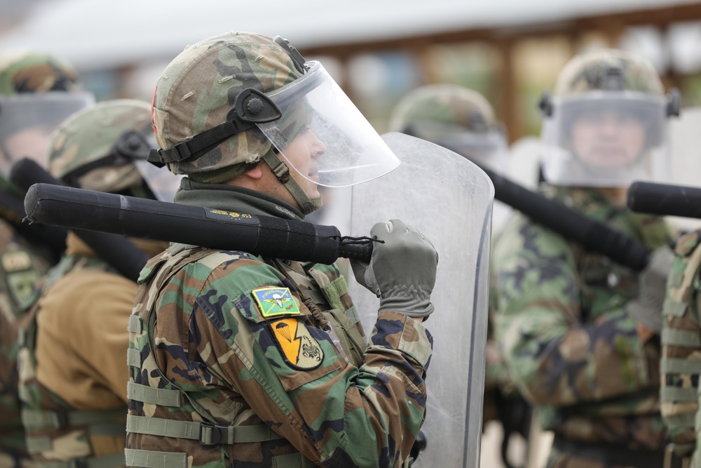 Moldovan soldiers conduct crowd control training during KFOR28