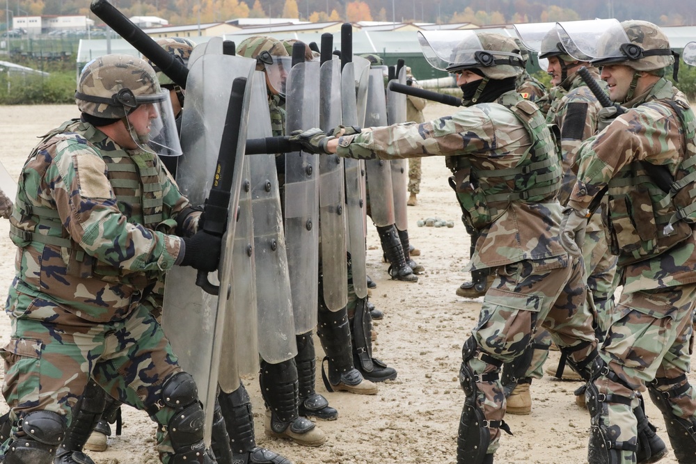 Moldovan soldiers conduct crowd control training during KFOR28