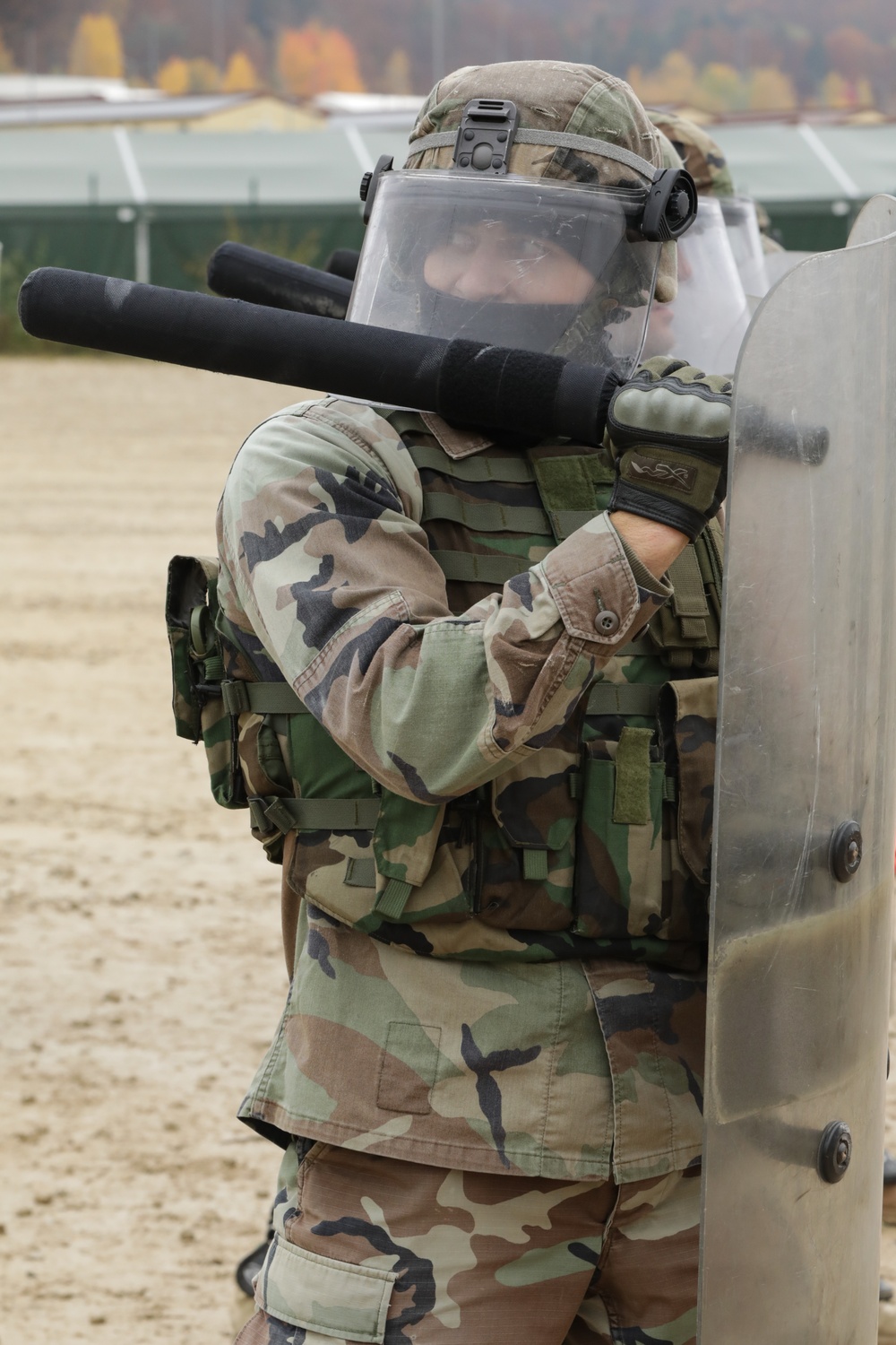 Moldovan soldiers conduct crowd control training during KFOR28