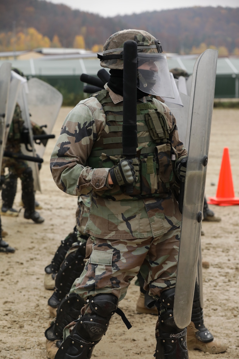 Moldovan soldiers conduct crowd control training during KFOR28