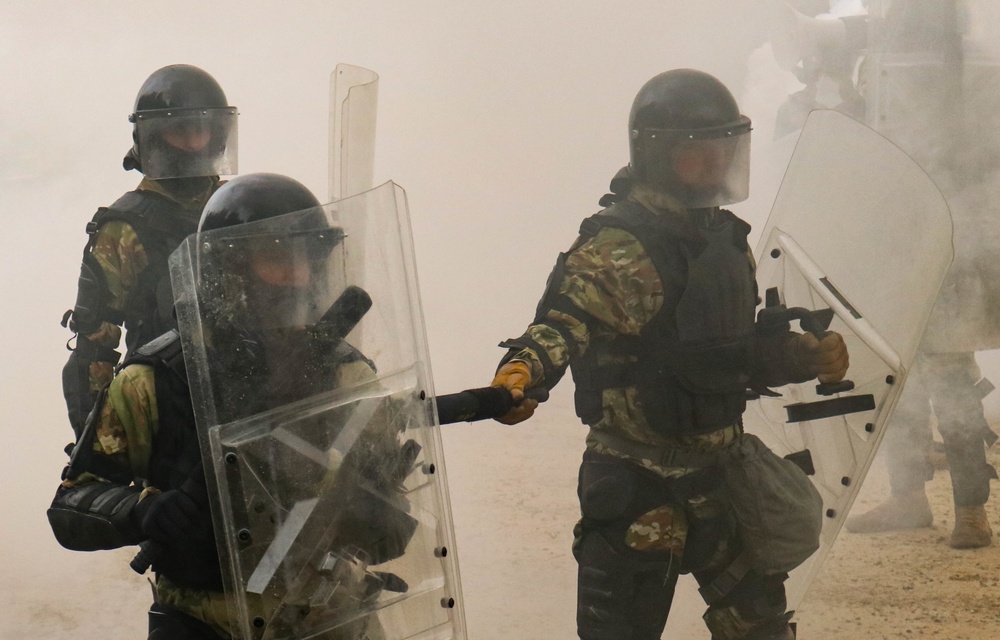 Iowa Soldiers respond to realistic riot scenario at JMRC