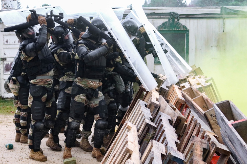 Iowa Soldiers respond to realistic riot scenario at JMRC