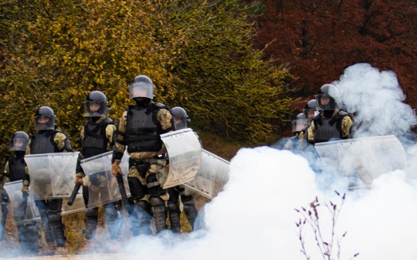 Iowa Soldiers respond to realistic riot scenario at JMRC