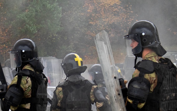 Iowa Soldiers respond to realistic riot scenario at JMRC