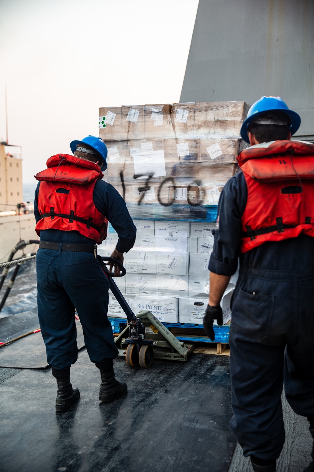 USS Somerset receives replenishment from USNS Guadalupe